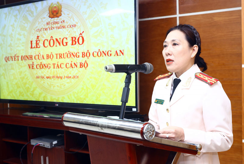 Colonel Nguyen Thi Thu Hang speaks after receiving the appointment decision. Photo: K.Ha