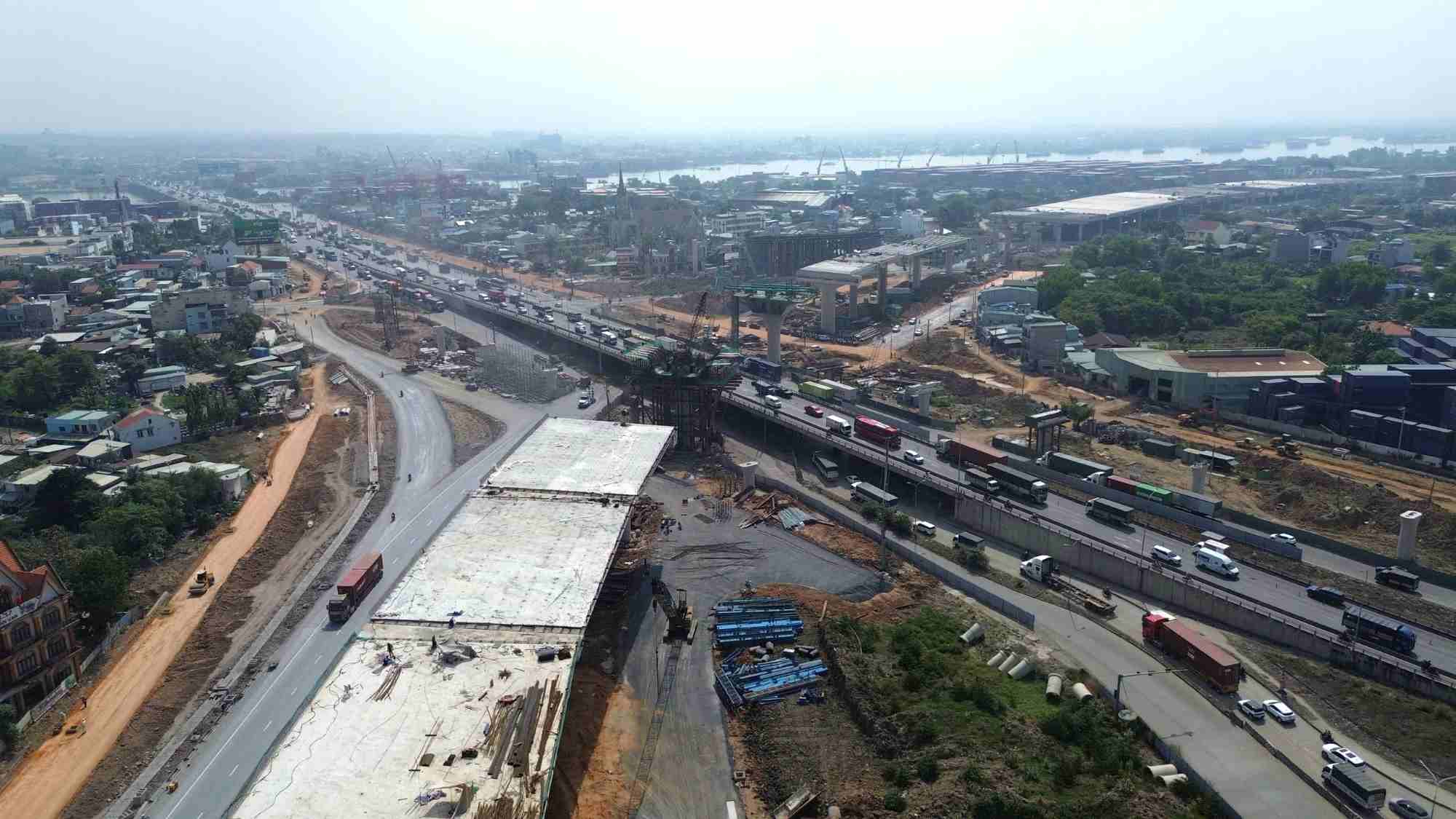 Đoạn trên cao Vành đai 3 TPHCM sắp được nối thông qua nút giao Tân Vạn.  Ảnh: Minh Quân