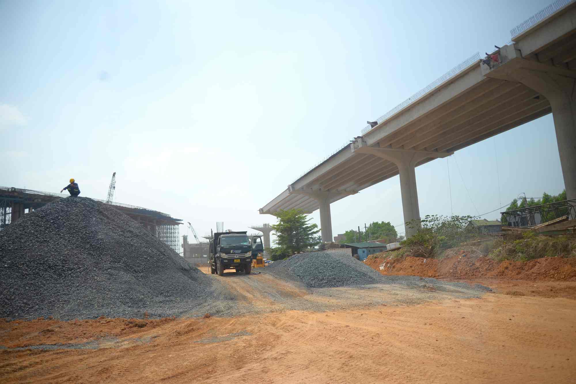 Các nhà thầu đã huy động gần 260 nhân sự cùng khoảng 90 máy móc, thiết bị để thi công nút giao Tân Vạn.  Ảnh: Minh Quân