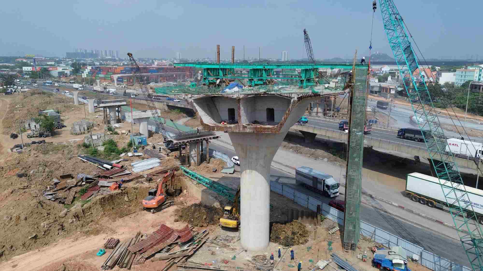 Thi công trụ và kết cấu cầu vượt của tuyến Vành đai 3 bắc qua Quốc lộ 1 tại nút giao Tân Vạn. Ảnh: Minh Quân