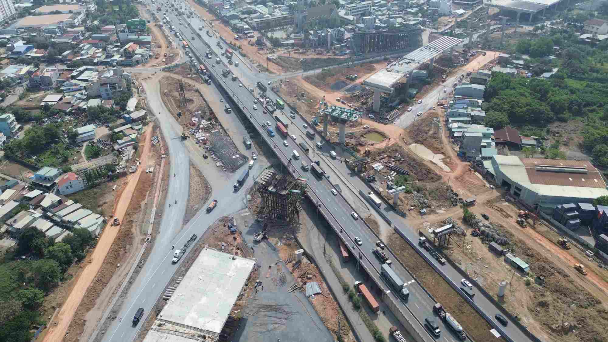 Tan Van intersection is under construction of the overpass of Ring Road 3 across National Highway 1. Photo: Minh Quan