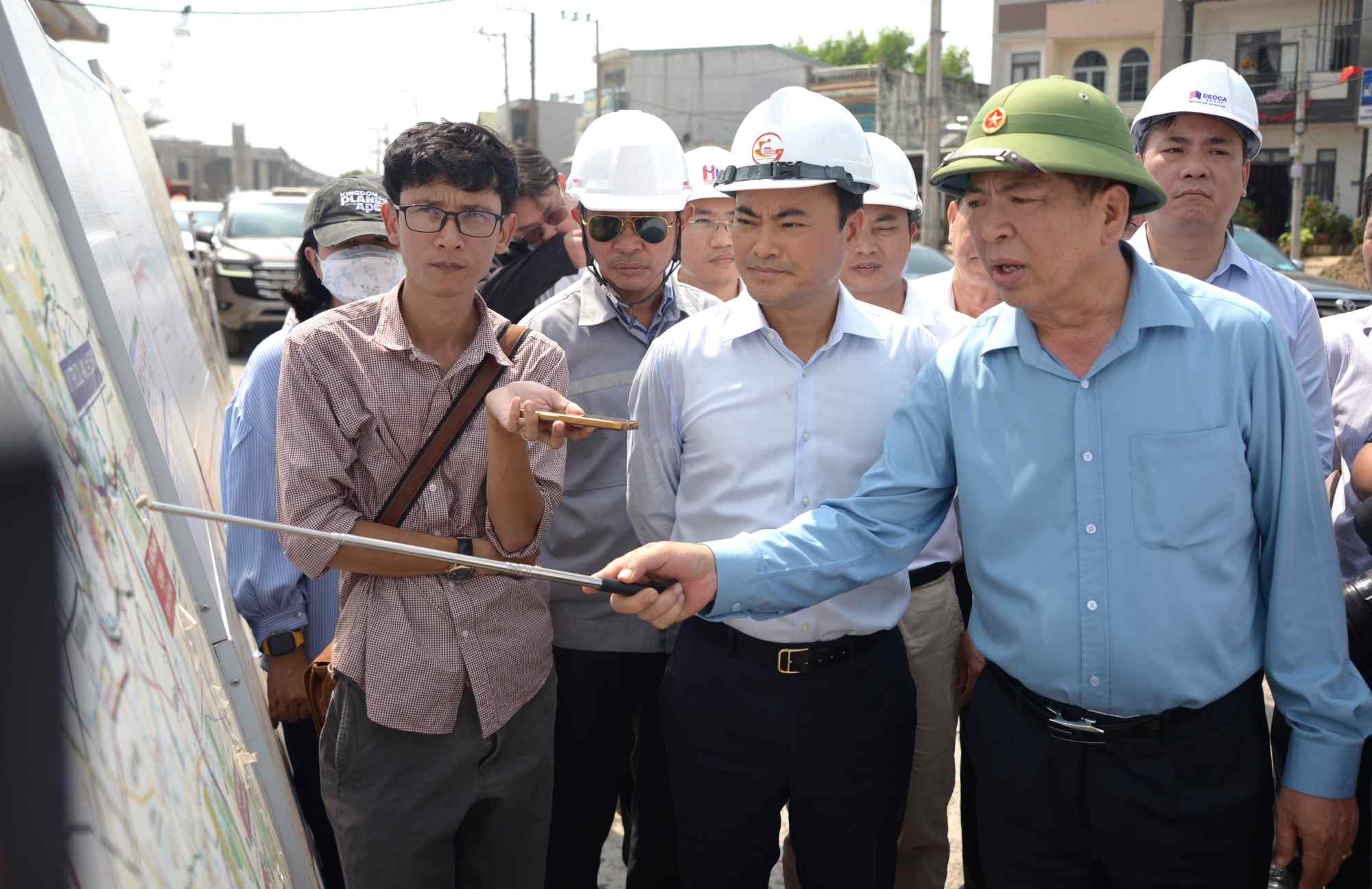 Bộ trưởng Bộ Xây dựng Trần Hồng Minh (bìa phải) kiểm tra nút giao Tân Vạn.  Ảnh: Minh Quân