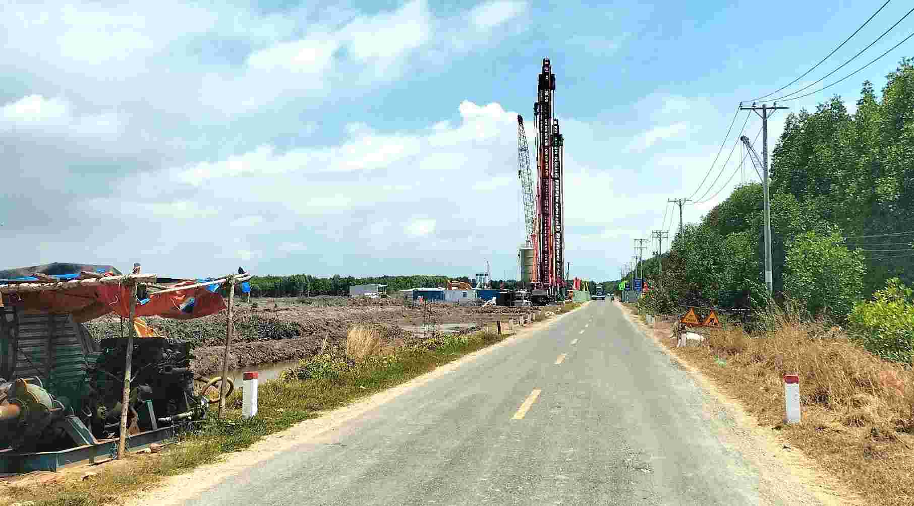 Công trình cao tốc Cà Mau - Đất Mũi đang khẩn trương thi công. Ảnh: Nhật Hồ.