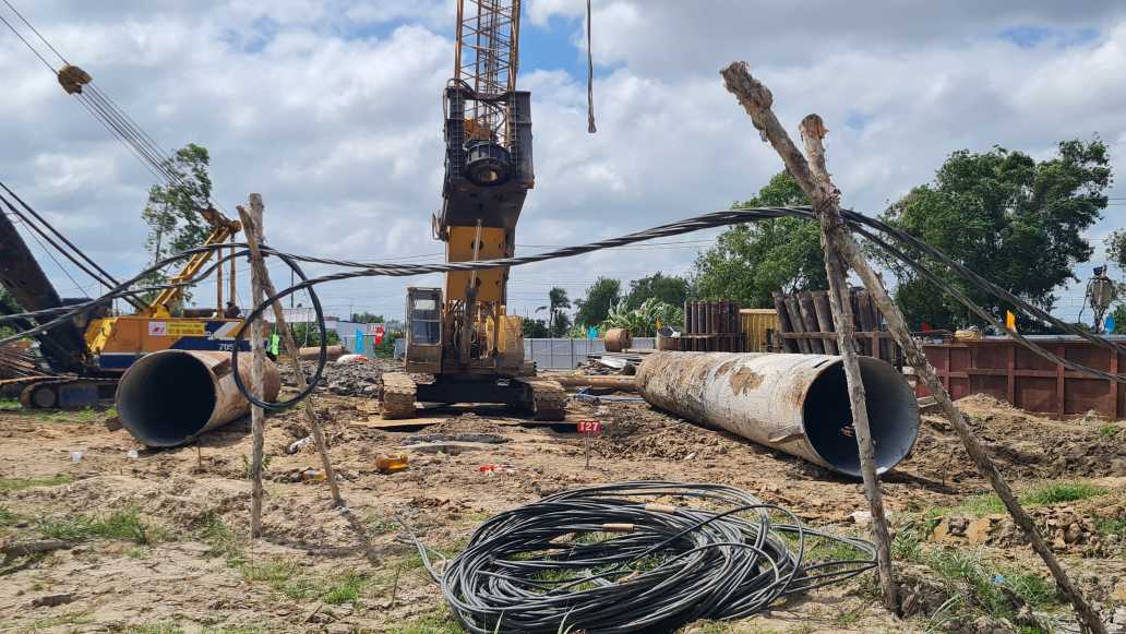 Công trình cao tốc Cà Mau - Đất Mũi đoạn đầu Cà Mau đang khẩn trương thi công nhưng nguy cơ thiếu cát. Ảnh: Nhật Hồ.