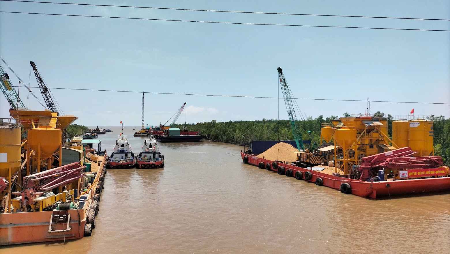 Ca Mau - Dat Mui expressway is facing the risk of sand shortage. Photo: Nhat Ho