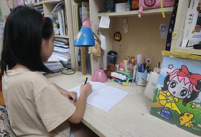 Things that parents need to teach children to learn to arrange their study corners neatly and tidily. Photo: Tuan Dat
