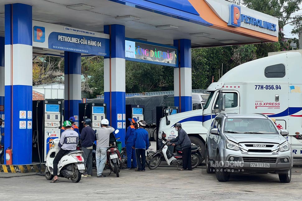 Cửa hàng 04-Petrolimex cung cấp xăng dầu cho các phương tiện. Ảnh: Hoài Phương