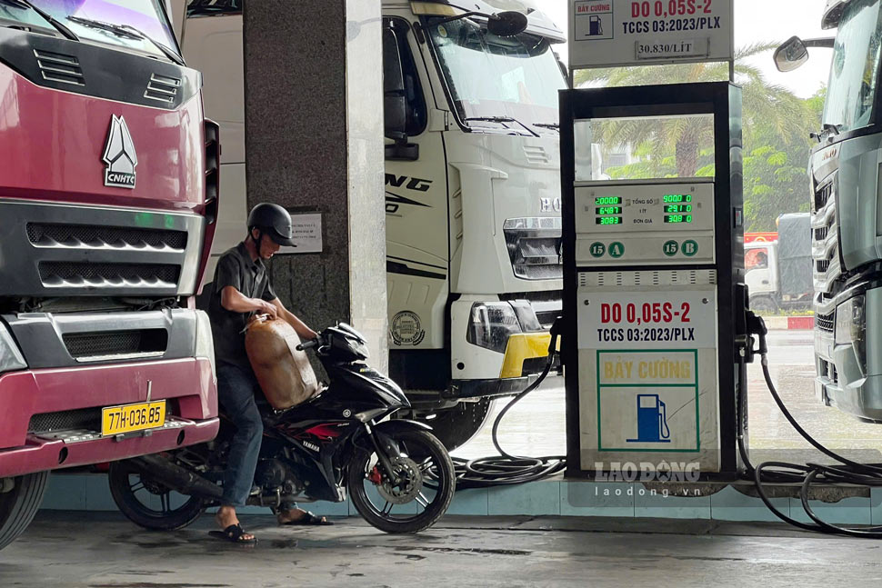 Người dân vẫn mua được xăng dầu qua can tại một số cửa hàng tư nhân. Ảnh: Hoài Phương