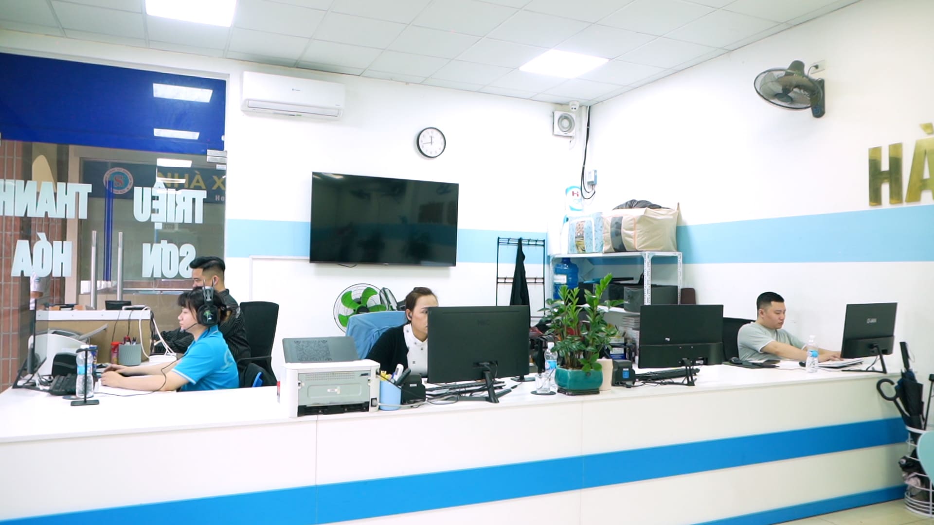 Many transport businesses choose to reduce trips to balance operating costs. Photo: Huyen Anh