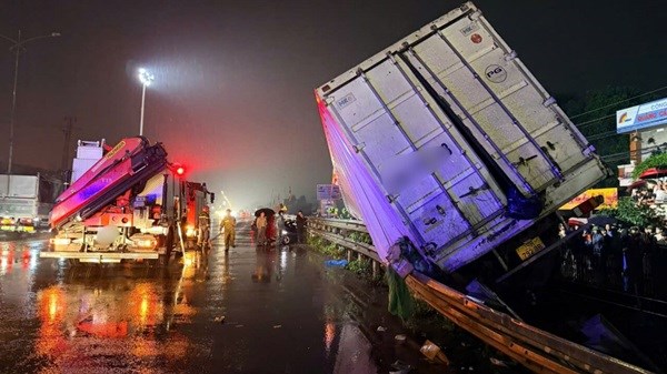 Continuous railway accidents due to crossing barriers and not complying with signals. Photo: Thach Moc