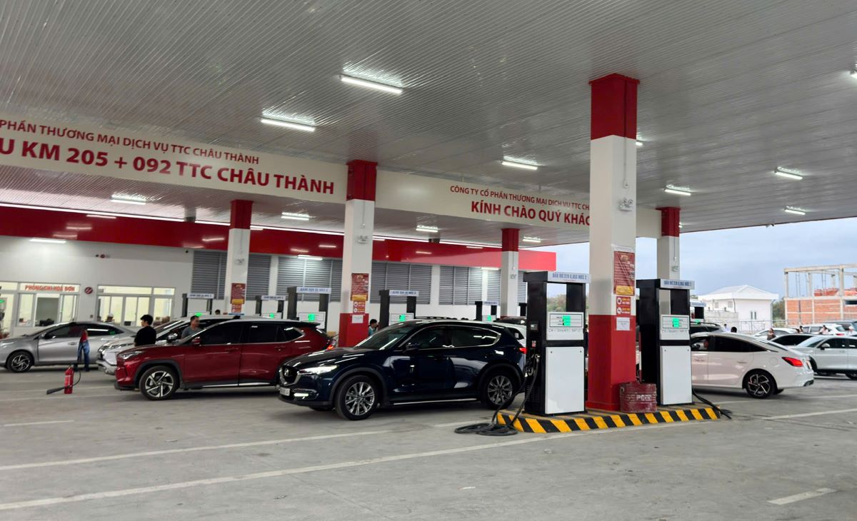 Xăng dầu tăng giá khiến các doanh nghiệp vận tải phải tính toán lại chi phí. Ảnh: Duy Tuấn 