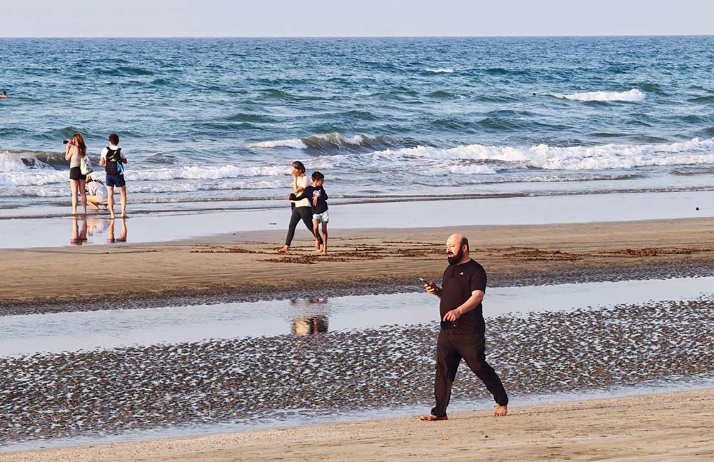 Tourists strolling on Muscat beach, Oman during the days of war breaking out in the Middle East. Photo: Duc Trinh