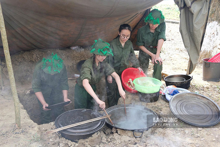 Dien Bien students experience cooking with Hoang Cam stove. Photo: Quang Dat
