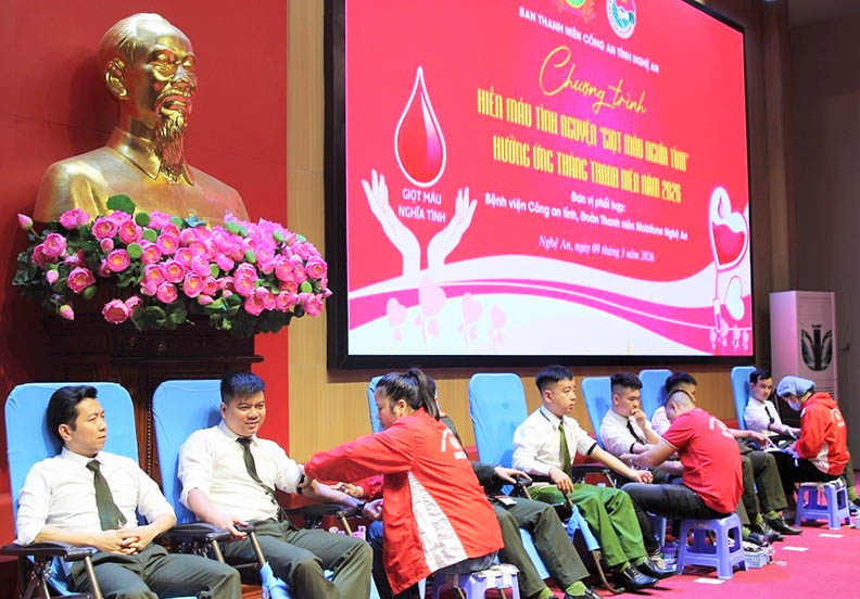 Lãnh đạo, cán bộ, chiến sĩ Công an Nghệ An tham gia hiến máu tình nguyện. Ảnh: Ngọc Anh 