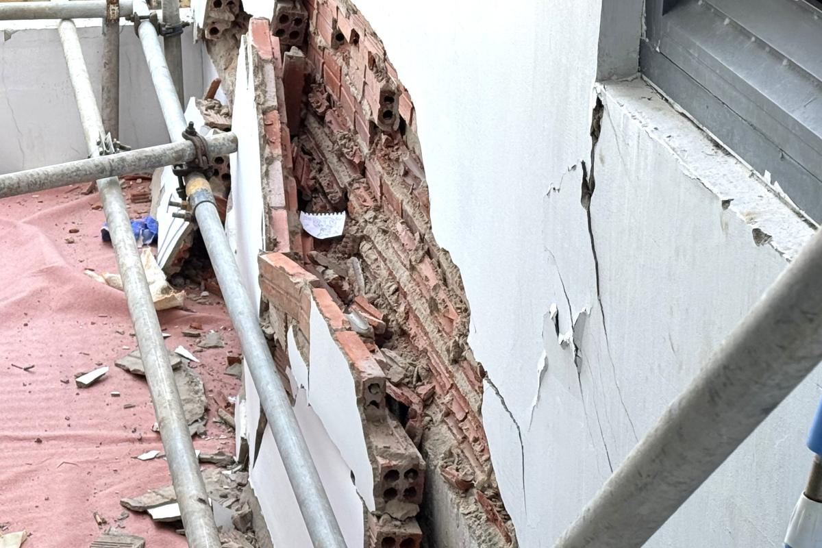 The cracked wall in apartment 16. 08 Lapen Center apartment building. Photo: Thanh An