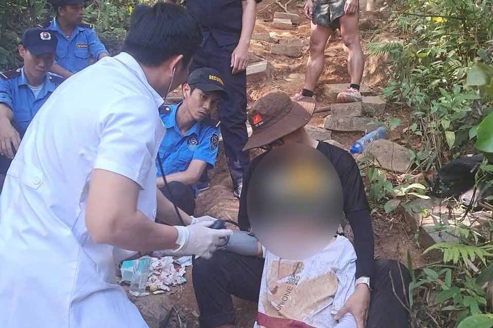 Rescue forces support male tourist who encountered an accident while climbing Ba Den Mountain (Tay Ninh). Photo: Management Board of Ba Den Mountain National Tourist Area