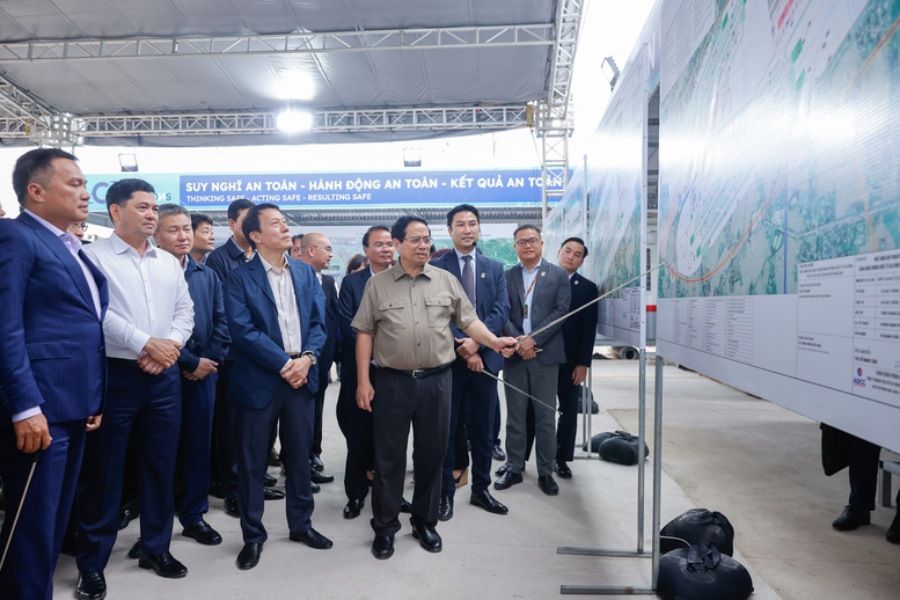 The Prime Minister requested to submit a project to establish a new generation free trade area associated with the development of Gia Binh airport economic zone in March. In the photo: Prime Minister Pham Minh Chinh listens to a report on the construction of the Gia Binh airport project (VIP terminal) on March 7. Photo: VGP/Nhat Bac