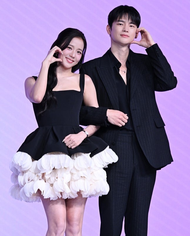 Jisoo và Seo In Guk được nhận xét là đẹp đôi trong phim mới. Ảnh: Nhà sản xuất phim Boyfriend on Demand