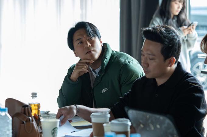 Hình ảnh Trấn Thành tham gia đọc kịch bản cùng đoàn phim. Ảnh: Nghệ sĩ cung cấp