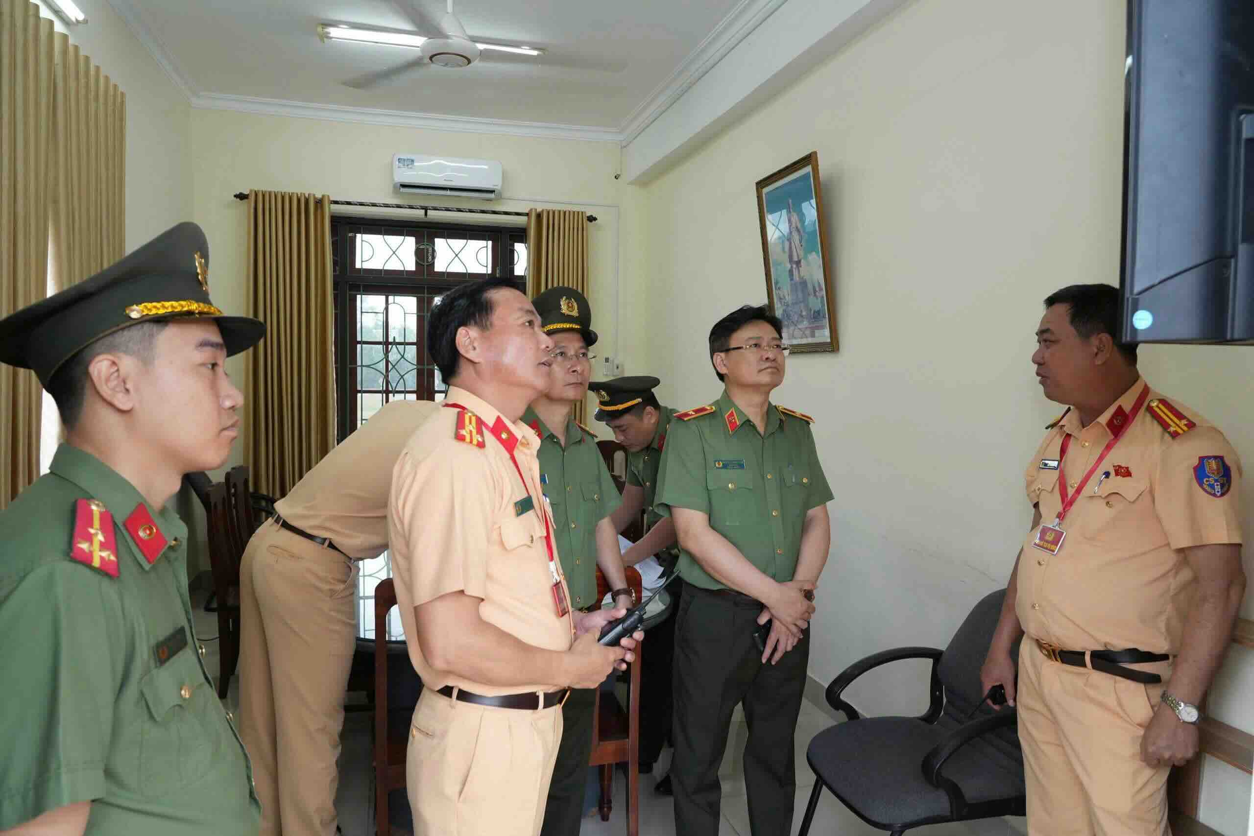 Major General Nguyen Thanh Tuan (blue shirt, right) - Director of the City Police directly inspected the management and organization of driver's license testing. Photo: Phan Be