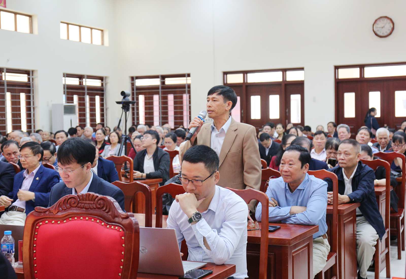 Cử tri phường Bắc Giang trao đổi một số nội dung tại hội nghị. Ảnh: Nguyễn Nhàn