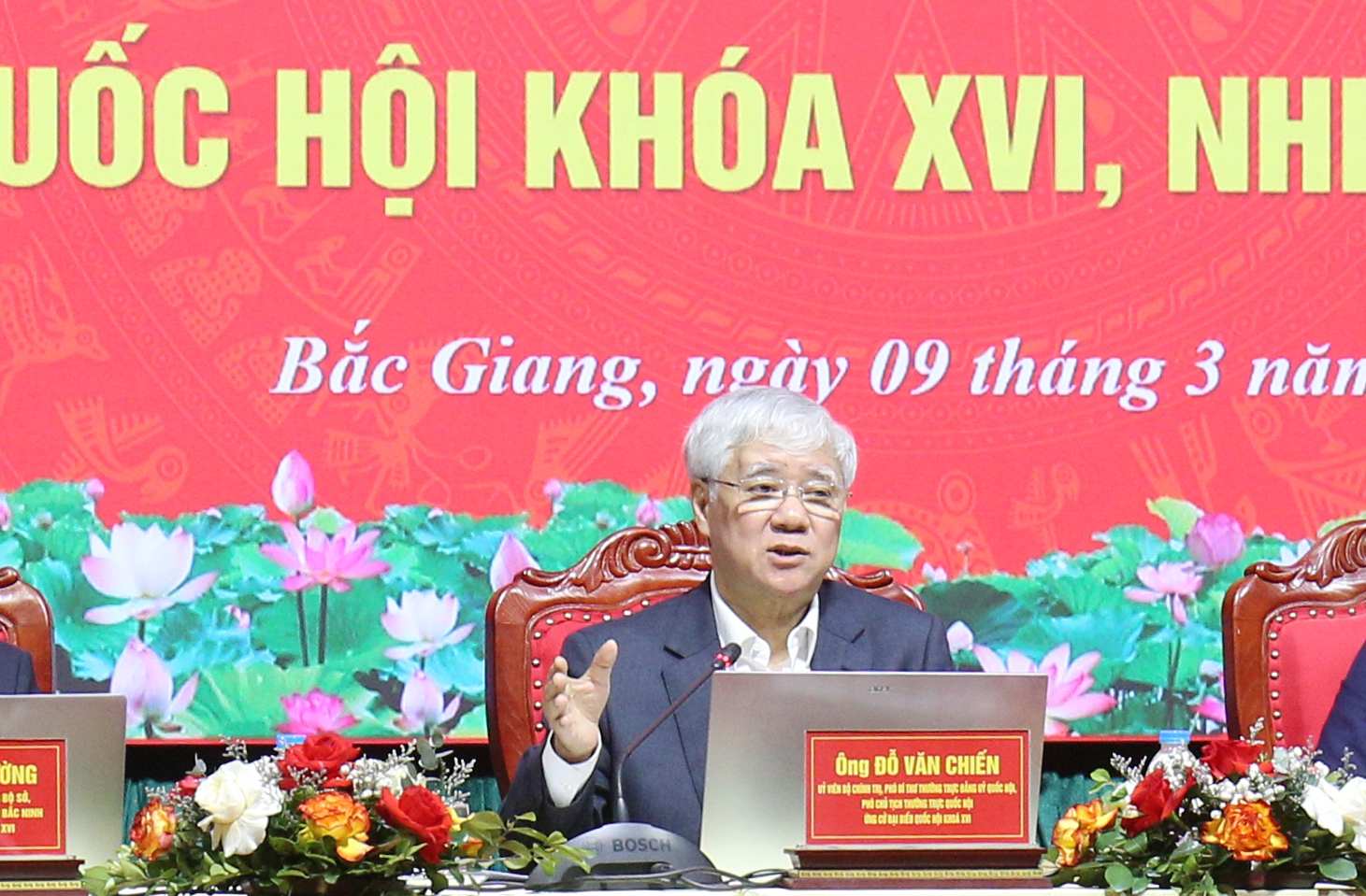 Đỗ Văn Chiến trao đổi, tiếp thu ý kiến của cử tri.