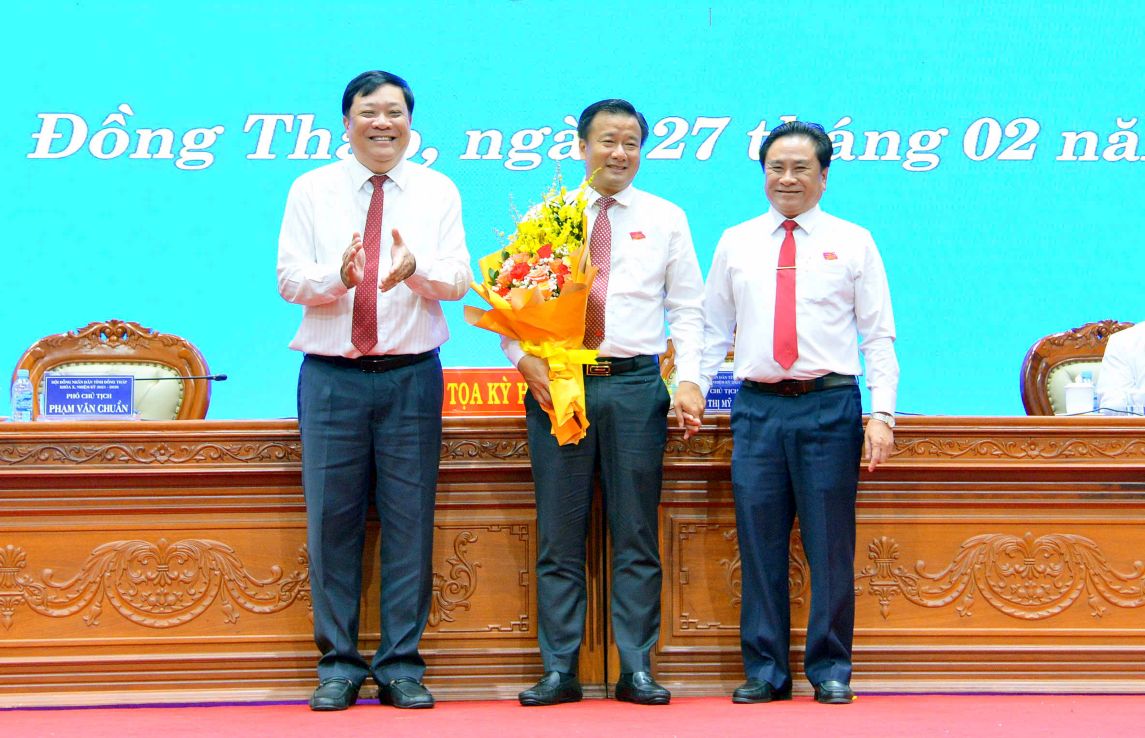 The Prime Minister has just approved the results of the election for the position of Vice Chairman of Dong Thap Provincial People's Committee. In the photo, Chairman of Dong Thap Provincial People's Committee Pham Thanh Ngai (left cover photo) and Vice Chairman of Dong Thap Provincial People's Committee Tran Van Dung (right cover photo) present flowers to congratulate Mr. Nguyen Phuoc Thien. Photo: Dong Thap e-Portal