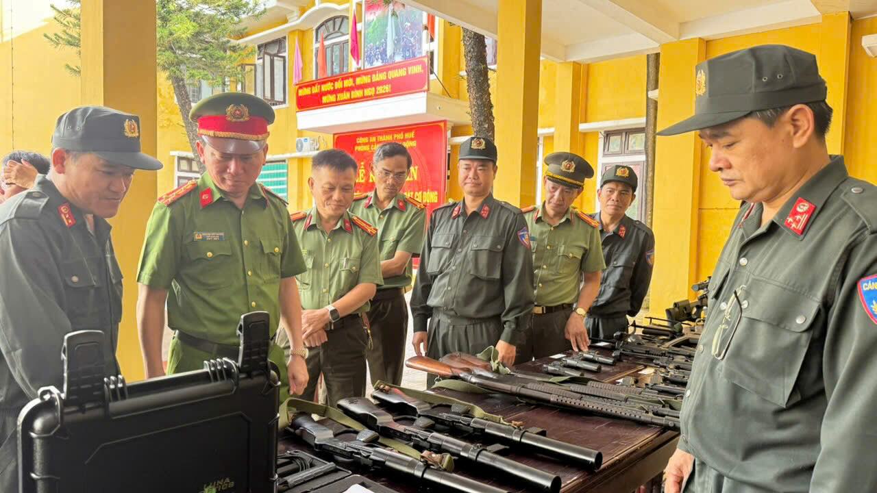 Colonel Nguyen Viet Hoang - Deputy Director of Hue City Police inspects equipment serving training work. Photo: Phan Be