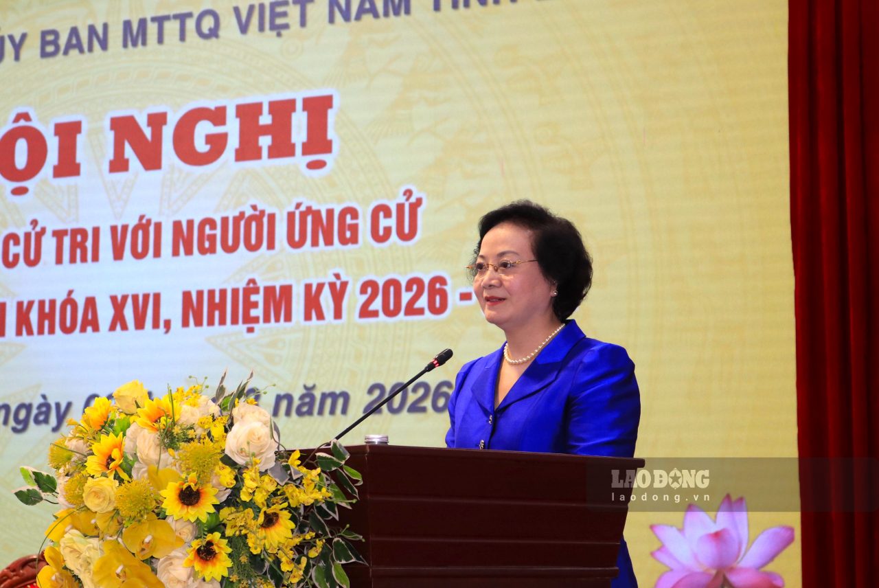 Deputy Prime Minister Pham Thi Thanh Tra speaks at the meeting with voters and candidates for the 16th National Assembly. Photo: Van Duc.