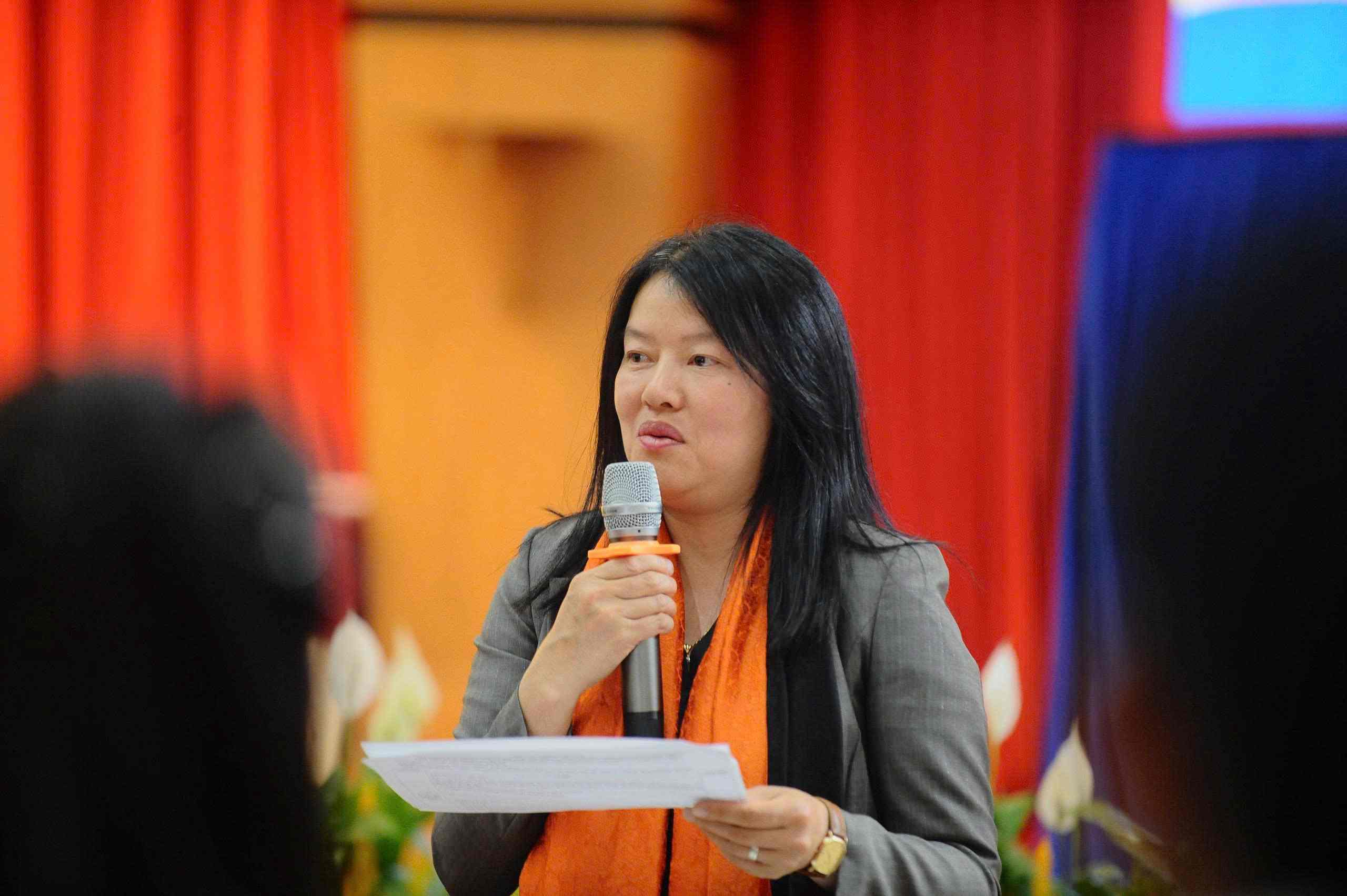 Bà Trần Thị Vũ Loan, Chủ tịch UBND phường Xuân Hương – Đà Lạt phát biểu tại hội nghị. Ảnh: Phúc Khánh 