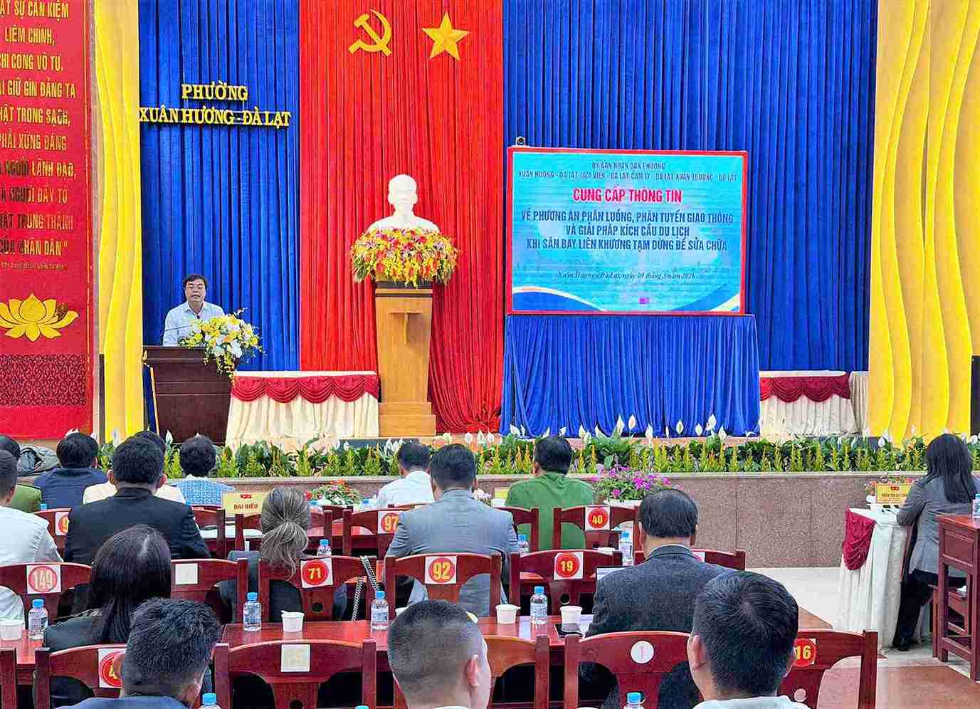 Các địa phương trên địa bàn Đà Lạt phối hợp cung cấp thông tin về phương án phân luồng, phân tuyến giao thông trong thời gian sân bay Liên Khương đóng cửa. Ảnh: Phúc Khánh 