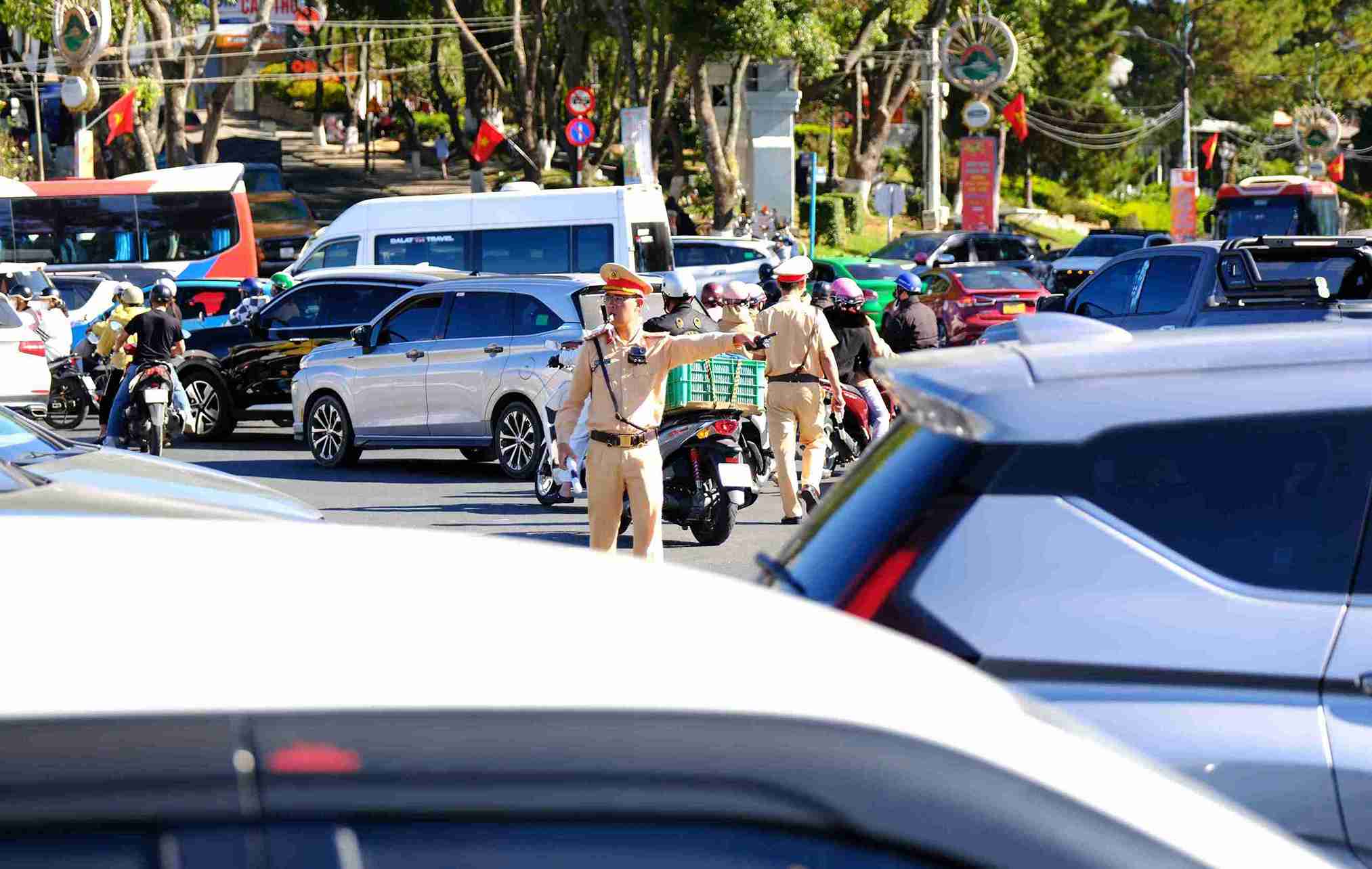 Đà Lạt đang tổ chức phân luồng giao thông để giảm ùn tắc trong thời gian sân bay Liên Khương đóng cửa. Ảnh: Phúc Khánh 