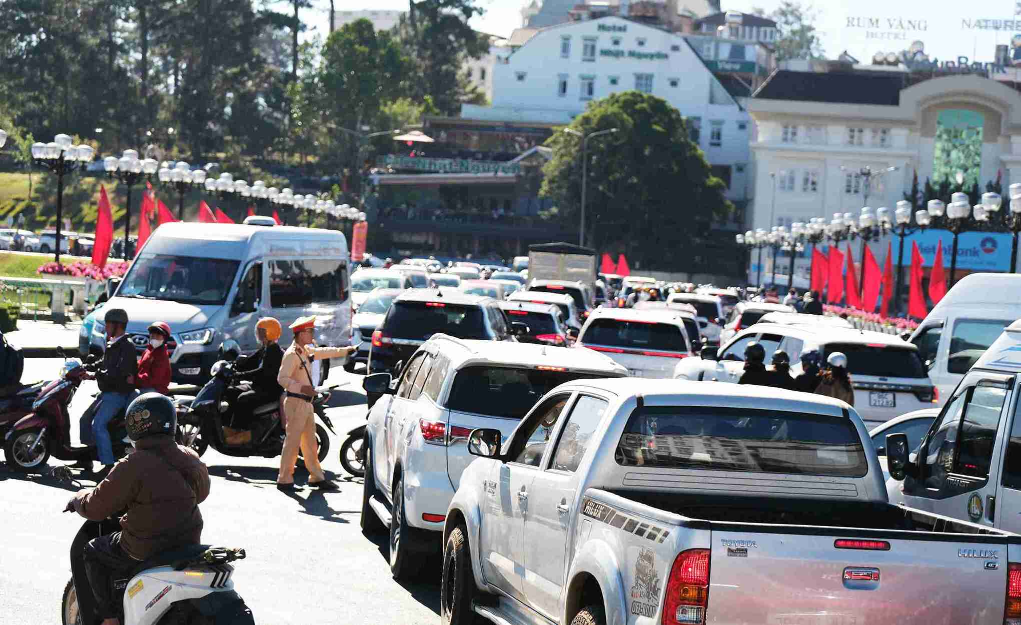 Traffic police forces regulate and ensure traffic safety in the central area of Da Lat. Photo: Phuc Khanh