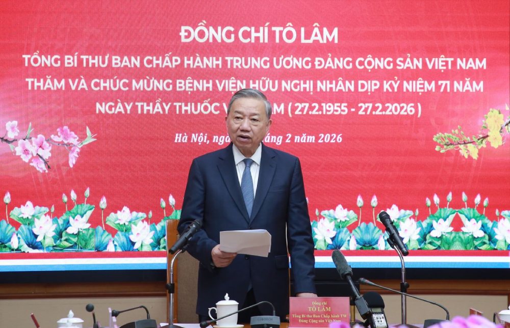 General Secretary To Lam delivered a congratulatory speech to the Health sector and officials and doctors of Huu Nghi Hospital at the working session on February 27, 2026. Photo: Hien Hoa