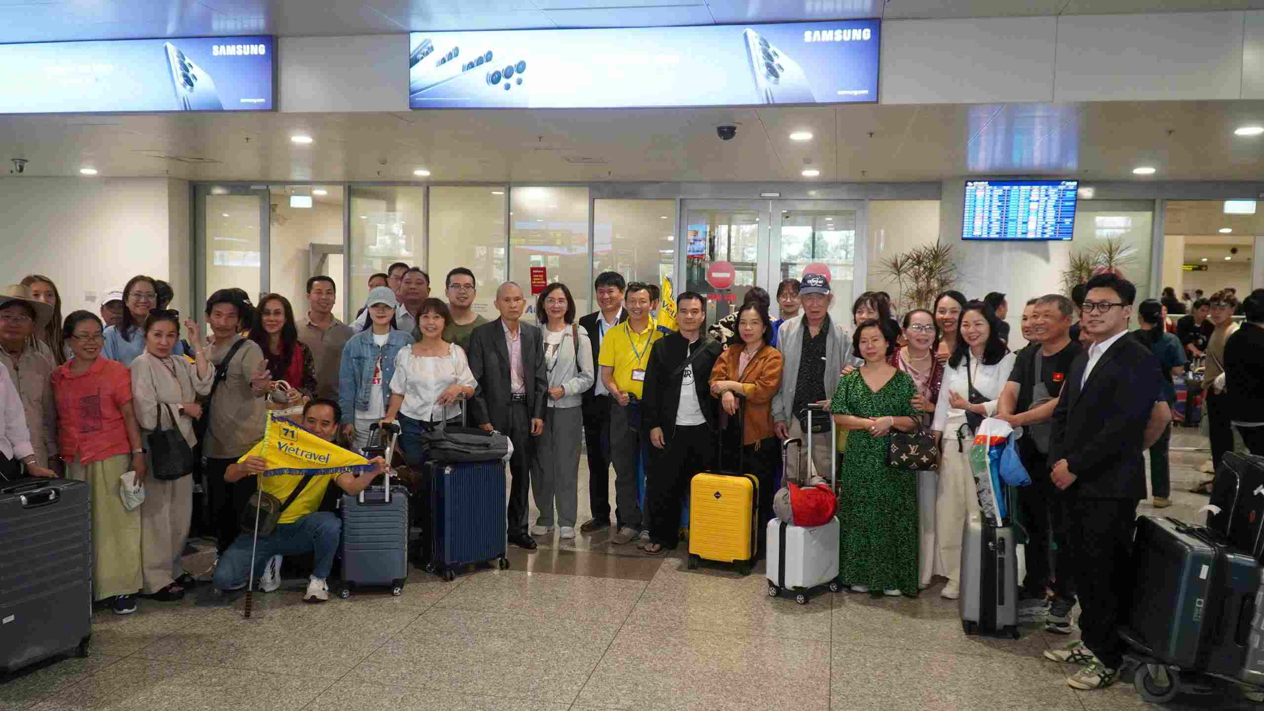 Tourist groups from the Middle East returning to Vietnam safely after being stranded due to war. Photo: Minh Chinh