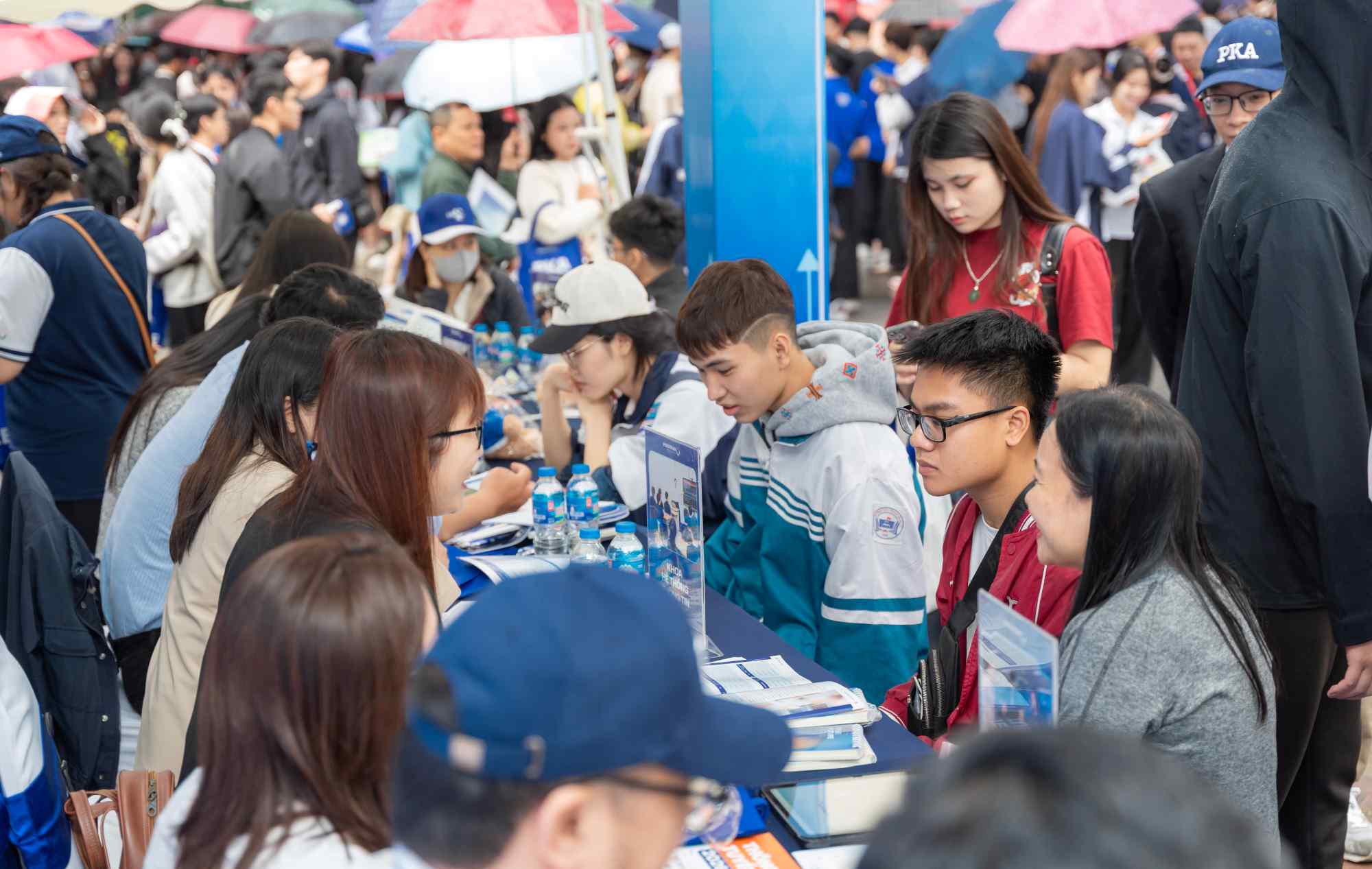Candidates attending the 2026 career counseling - enrollment day. Photo: Tuong Van