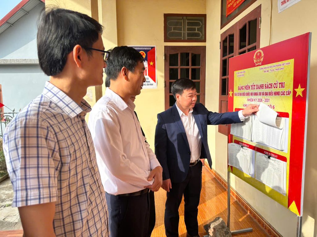 Lãnh đạo xã Xuân Hưng kiểm tra khu vực bỏ phiếu. Ảnh: Bảo Hân