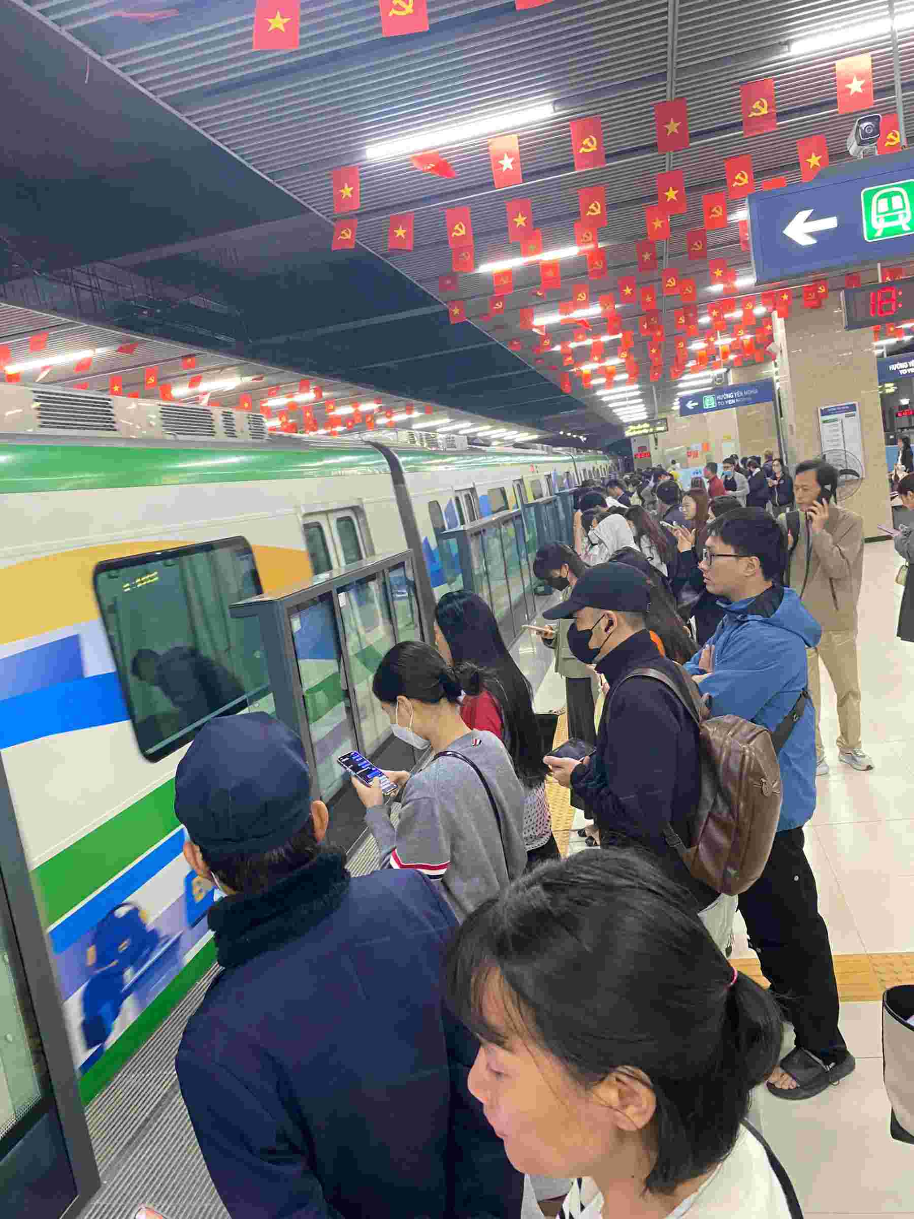 Passengers taking the Cat Linh - Ha Dong elevated subway, Hanoi (photo taken at 6:15 PM on March 9). Photo: Nhu Quynh