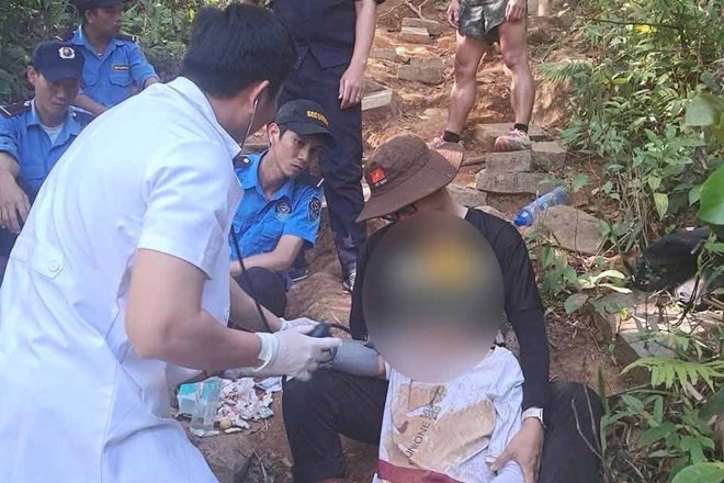 Rescue forces support male tourist who encountered an accident while climbing Ba Den Mountain (Tay Ninh). Photo: Management Board of Ba Den Mountain National Tourist Area