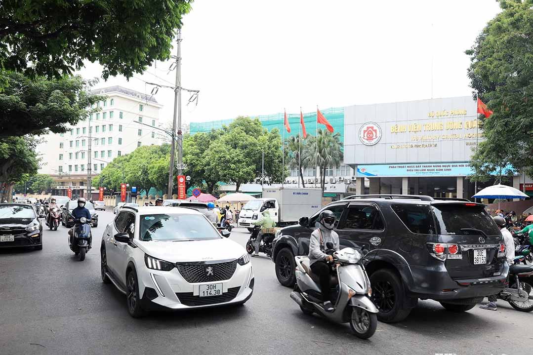 Hà Nội đang triển khai thu hồi đất để xây dựng cầu Trần Hưng Đạo. Ảnh: Quang Thái 