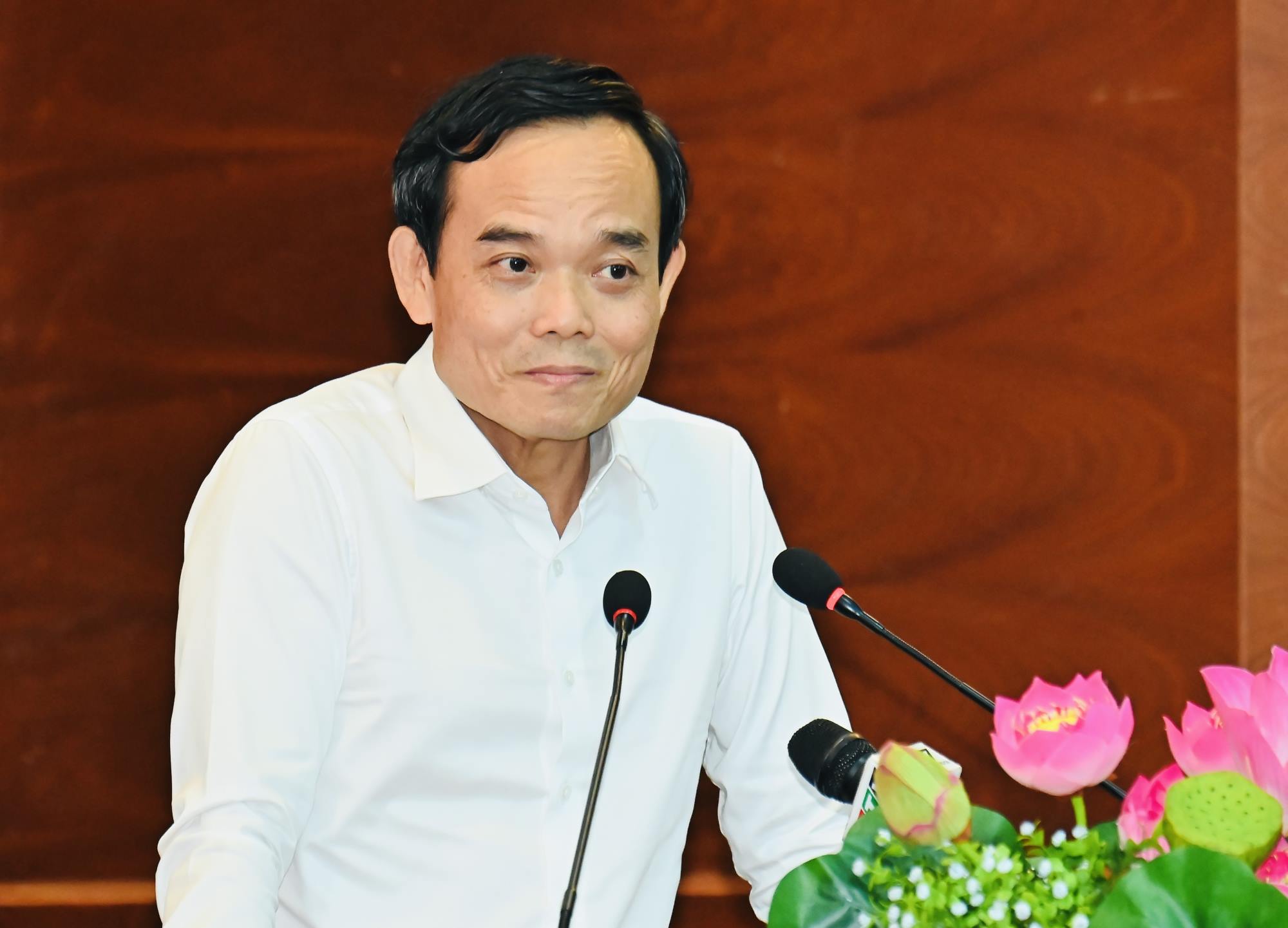 Bí thư Thành ủy TPHCM Trần Lưu Quang trao đổi các ý kiến cử tri nêu ra tại hội nghị. Ảnh: Việt Dũng