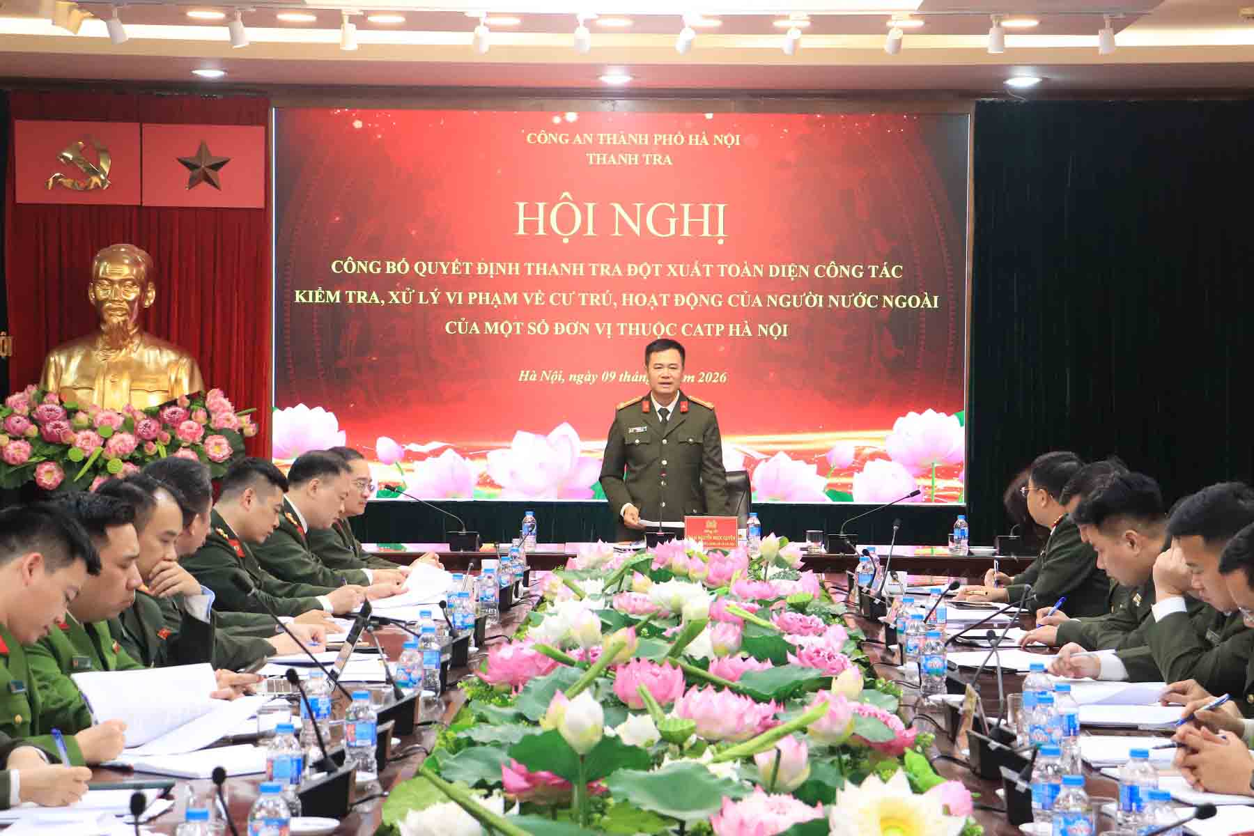 Đại tá Nguyễn Ngọc Quyền, Phó Giám đốc CATP phát biểu chỉ đạo Hội nghị Công bố quyết định thanh tra đột xuất toàn diện công tác kiểm tra, xử lý vi phạm về cư trú, hoạt động của người nước ngoài của một số đơn vị thuộc CATP Hà Nội. Ảnh: CAHN 

