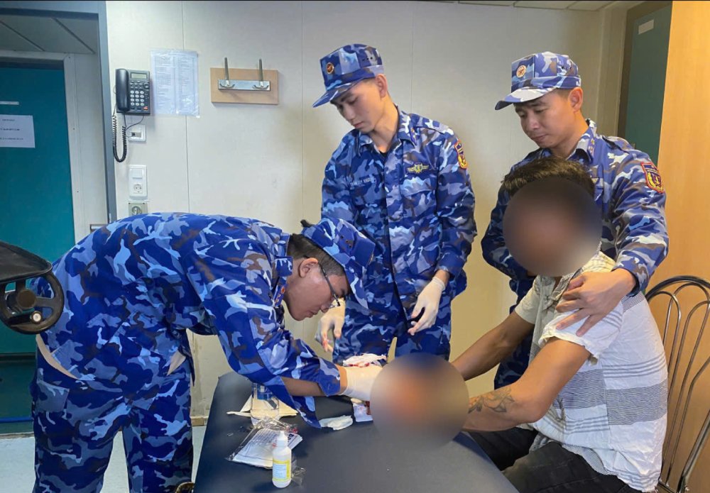 Coast Guard ship 8005 (under Naval Flotilla 42 - Coast Guard Region 4 Command) promptly provided medical support to a fisherman who had a labor accident at sea. Photo: BRL Coast Guard Region 4