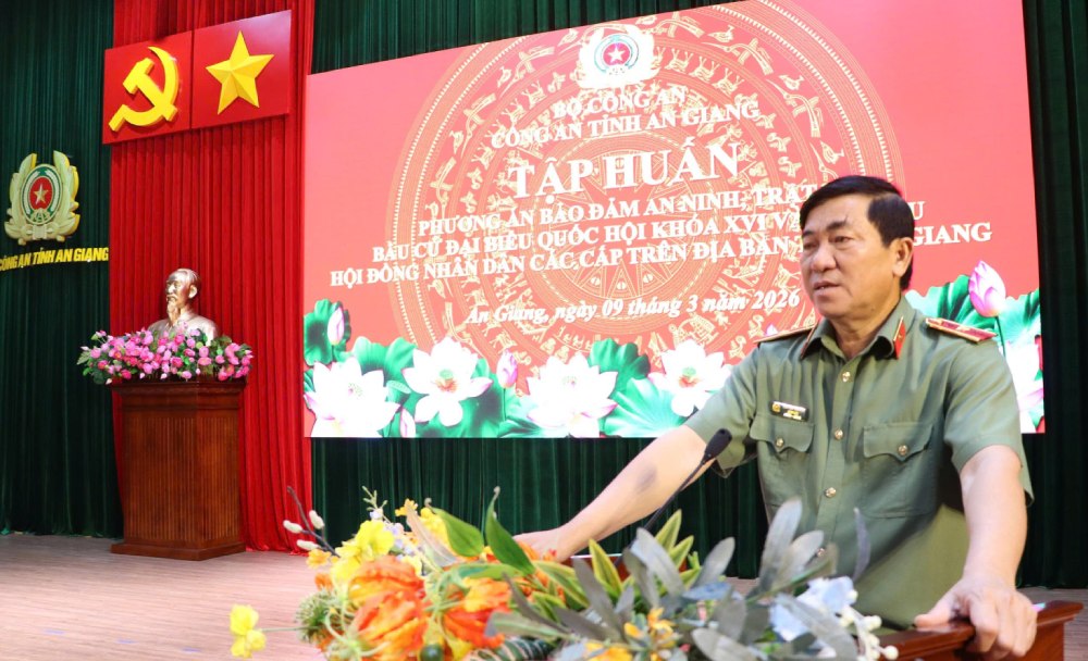 Major General Nguyen Van Han - Director of An Giang Provincial Police spoke at the training session. Photo: Tien Dung