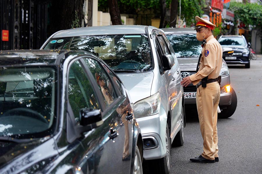 Cars parked rampant on Tang Bat Ho street causing traffic obstruction