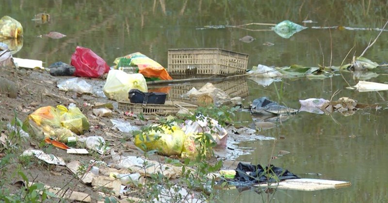 Dân khổ sở vì ô nhiễm rác thải ở kênh Xuân Hội