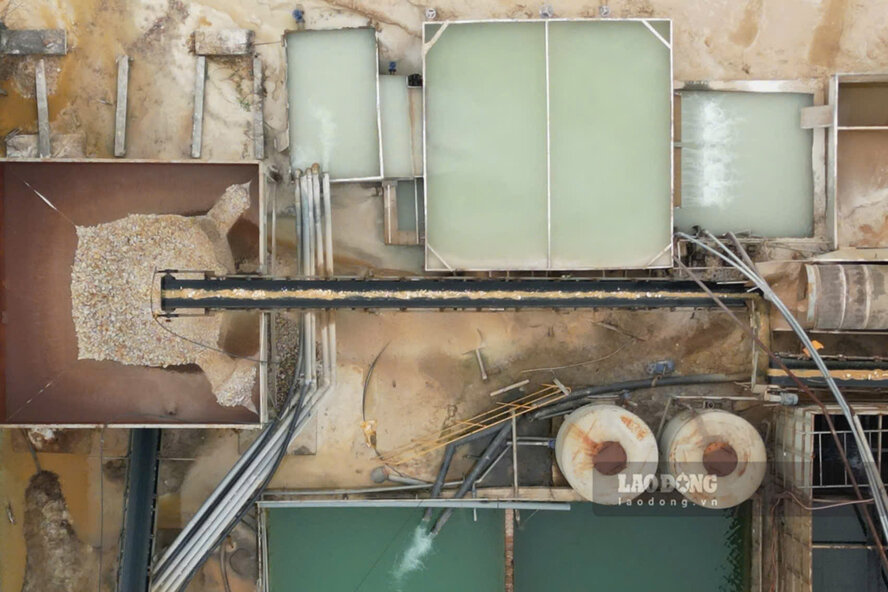 Đại diện doanh nghiệp cho biết dây chuyền sản xuất bột đá thạch anh đang trong quá trình chạy thử. Ảnh: Tô Công