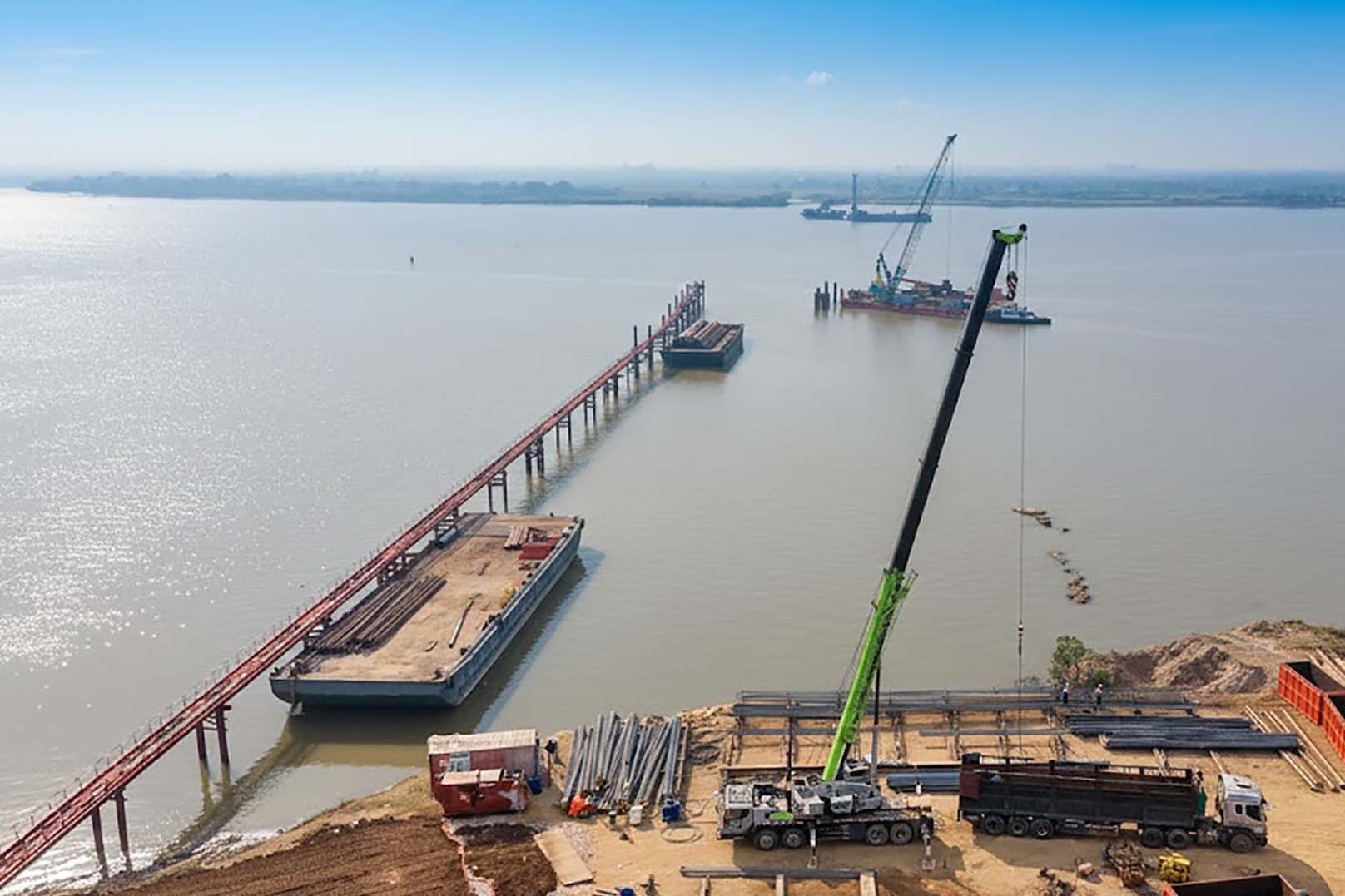 Construction site of Thuong Cat bridge across the Red River. Photo: Quang Thai