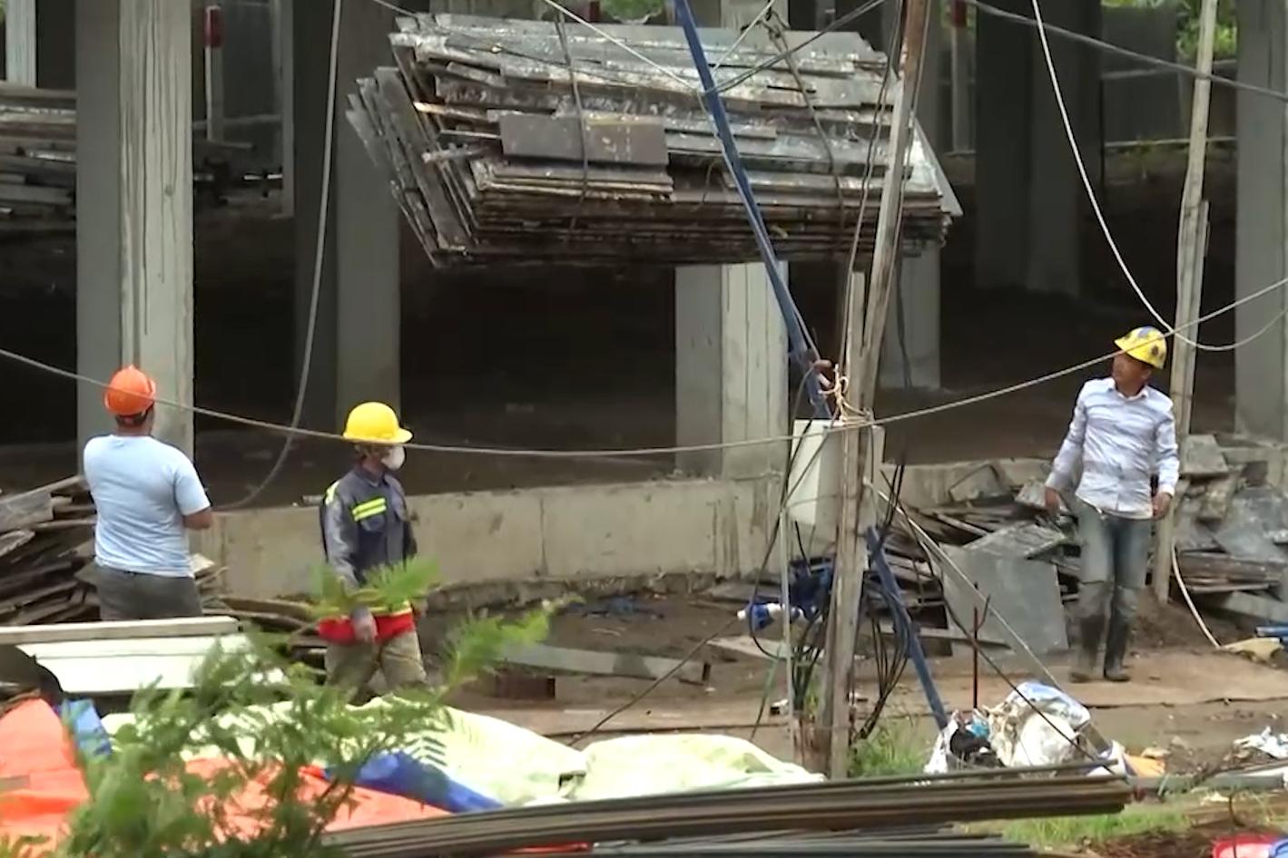 Lực lượng công nhân thi công nhà ở xã hội ở Cần Thơ. Ảnh: Tạ Quang