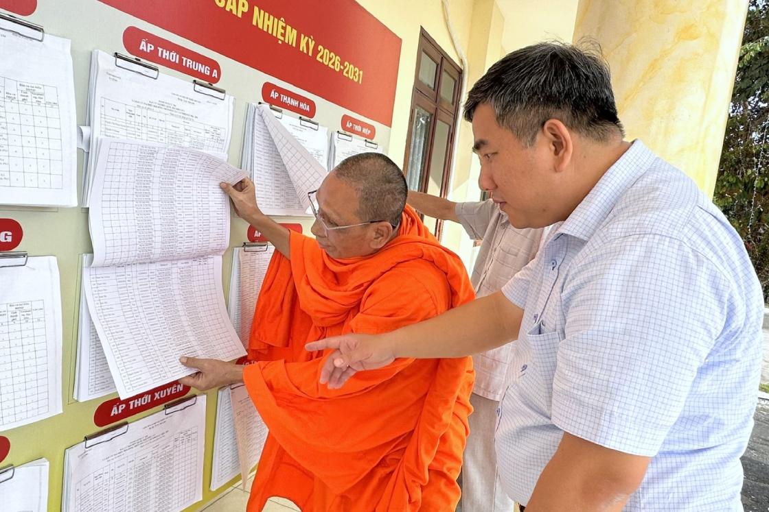 Ông Lư Thanh Hiền – Phó Chủ tịch UBND xã, Phó Chủ tịch Ủy ban bầu cử xã Cờ Đỏ kiểm tra các nơi bỏ phiếu trước ngày bầu cử. Ảnh: Tạ Quang